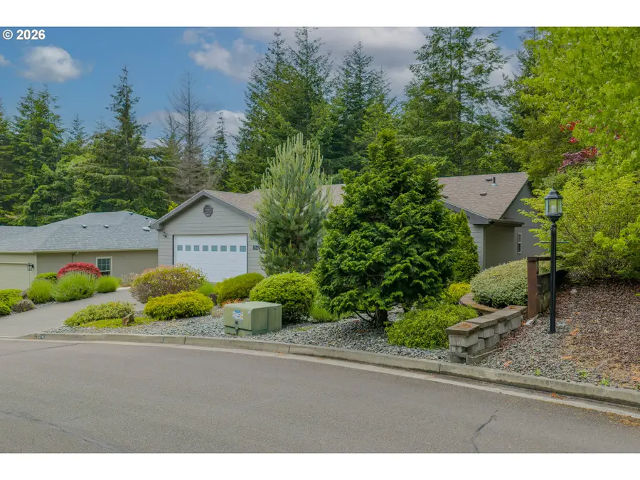 2142 Lynne Dr, North Bend, OR 97459 - #3