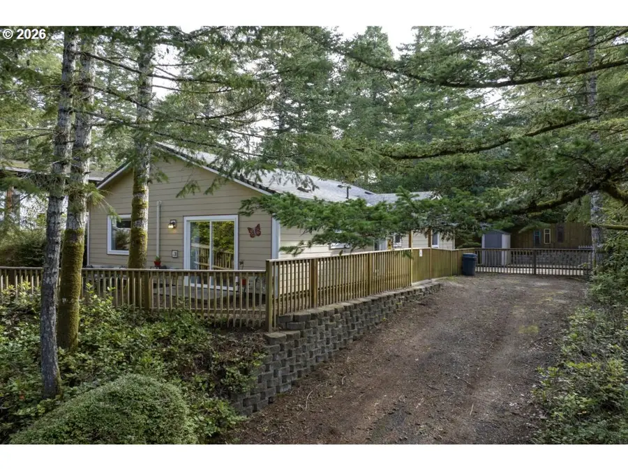 32 Easy St, Florence, OR 97439 - #2