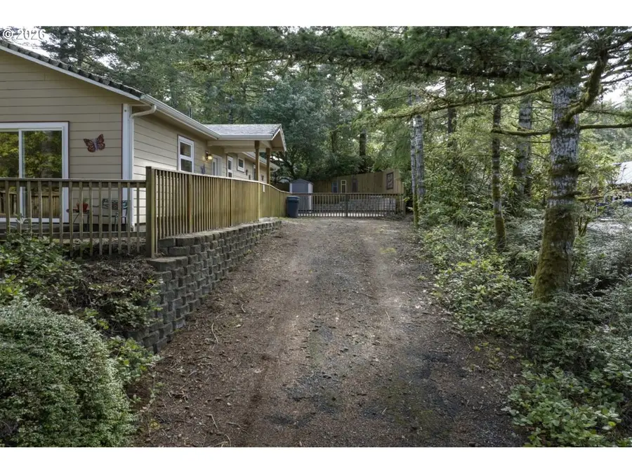 32 Easy St, Florence, OR 97439 - #3