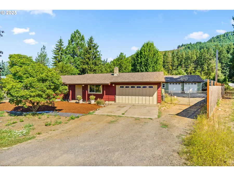 34755 Row River Rd, Cottage Grove, OR 97424 - Image #2