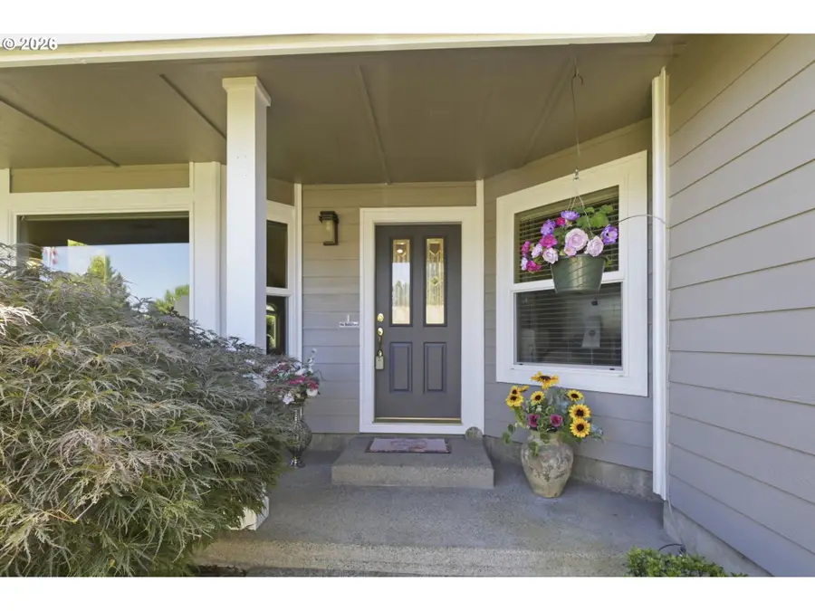 1575 Fairview Pl, Cottage Grove, OR 97424 - #3