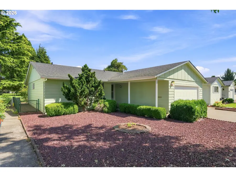 828 Oregon Way, Woodburn, OR 97071 - #2
