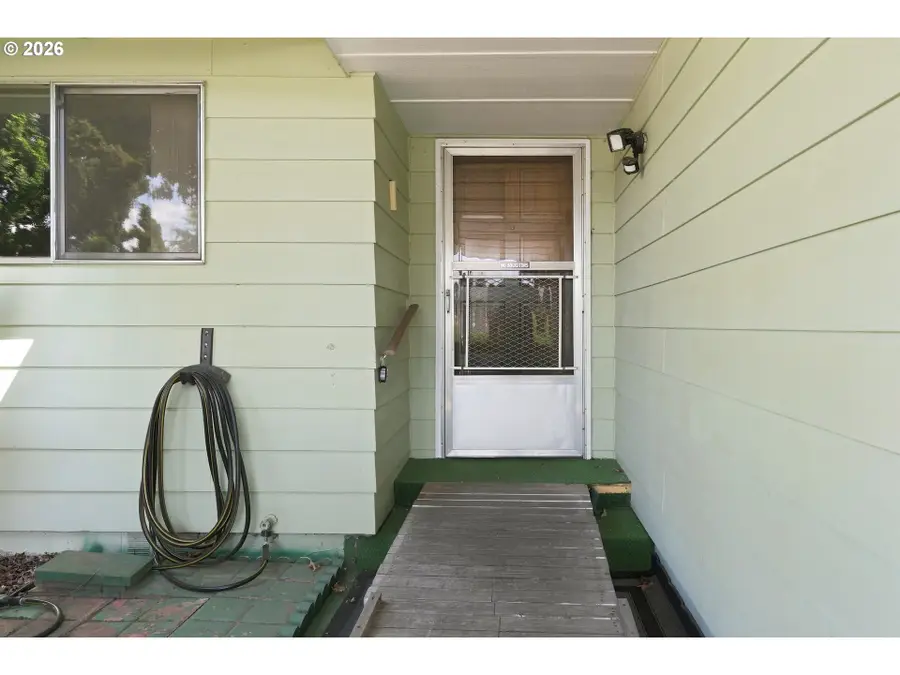 828 Oregon Way, Woodburn, OR 97071 - #3