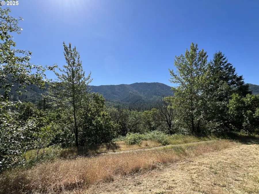 1636 Panoramic Loop, Grants Pass, OR 97527 - Image #2