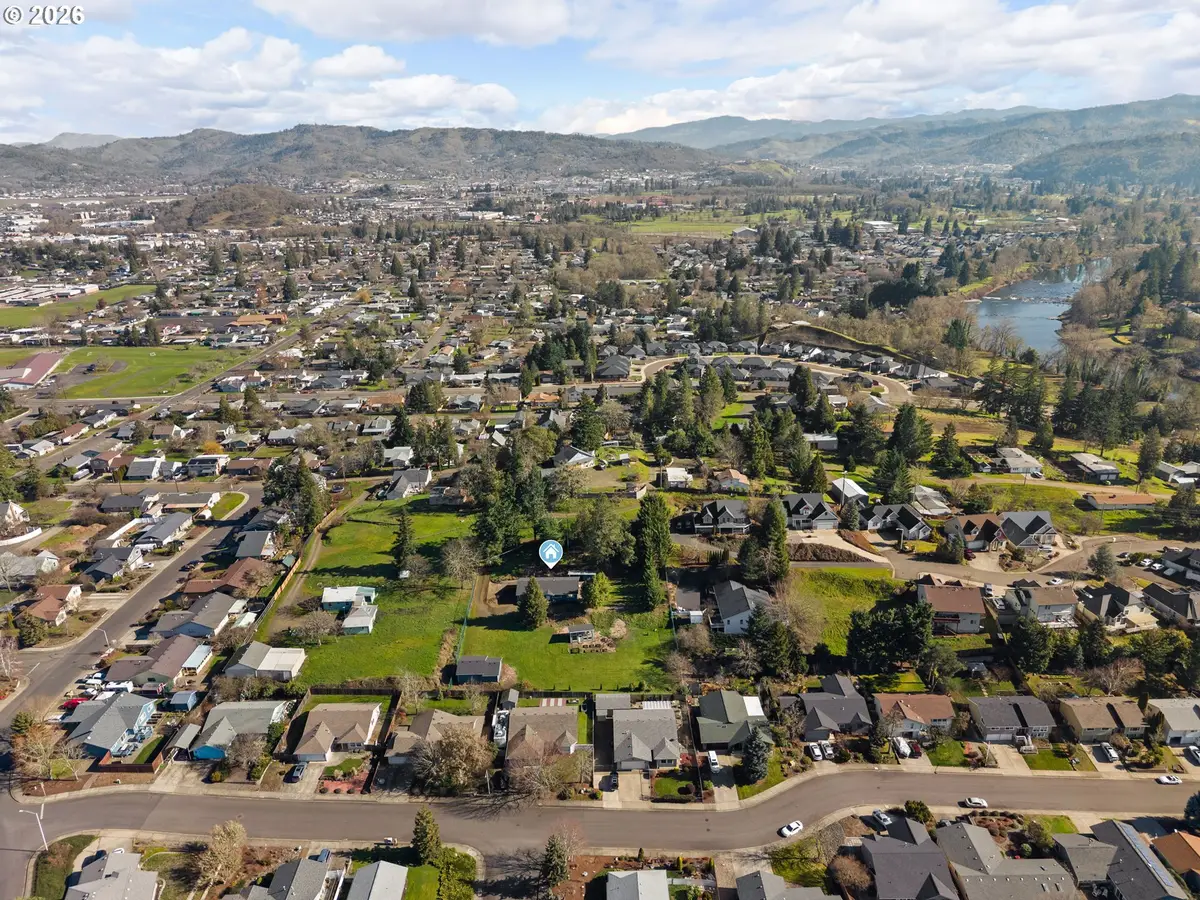 1378 NW Grove St, Roseburg, OR 97471 - #1