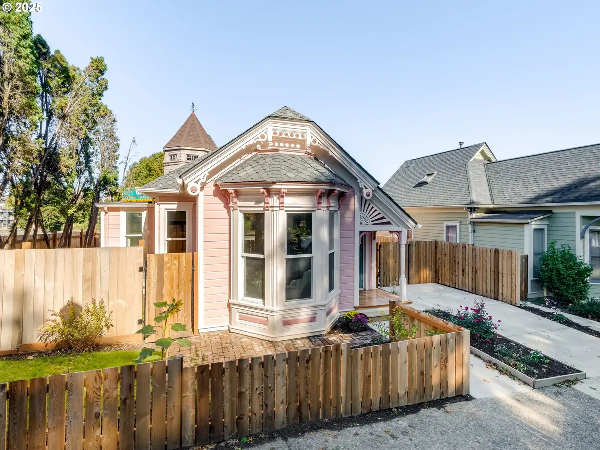 15 S Gibbs St, Portland, OR 97239 - Image #1