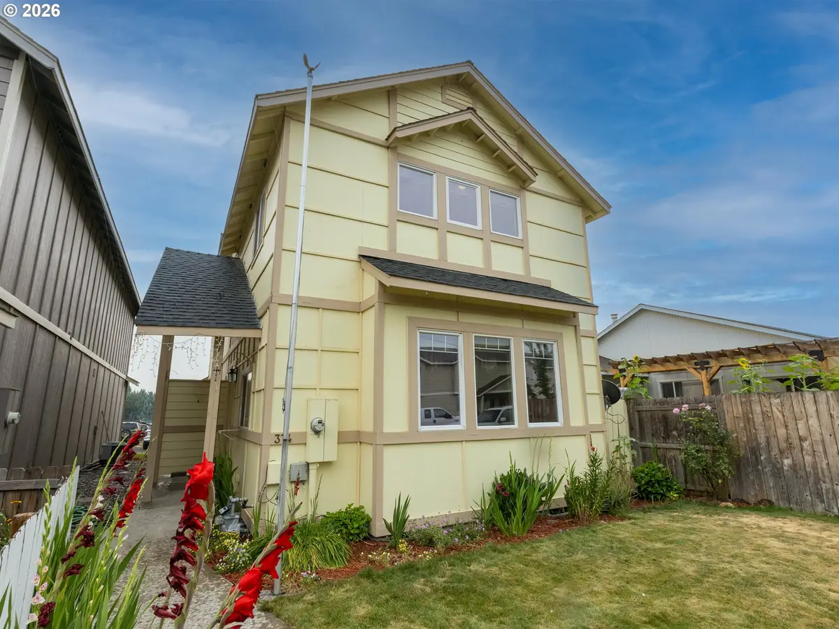374 NW 25th St, Redmond, OR 97756 - #1