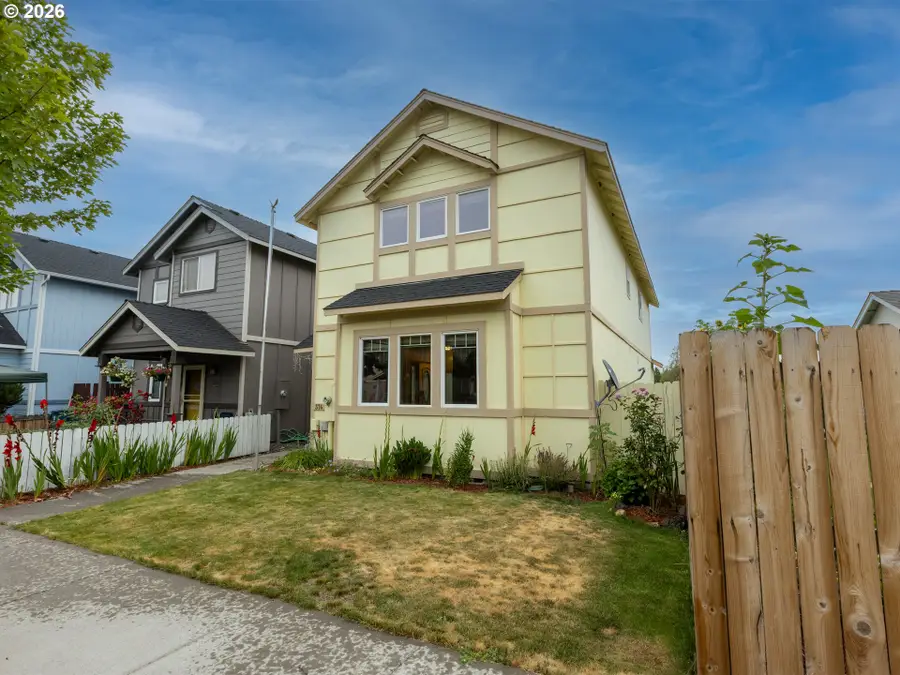 374 NW 25th St, Redmond, OR 97756 - #3