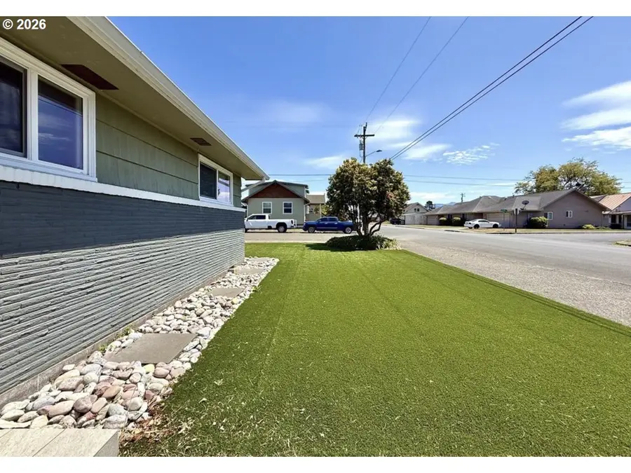 1614 5th St, Tillamook, OR 97141 - #2