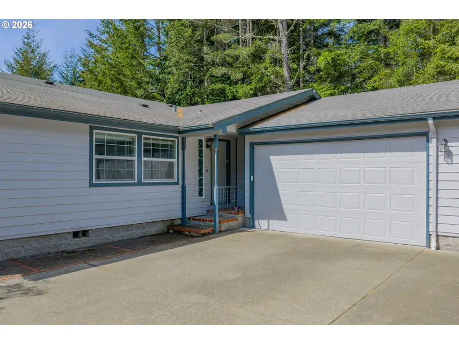 2138 Lynne Dr, North Bend, OR 97459 - #3