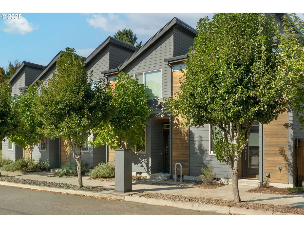 2013 SE Yamhill St, Portland, OR 97214 - Image #1