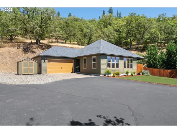 1795 NE Rocky Dr, Roseburg, OR 97470