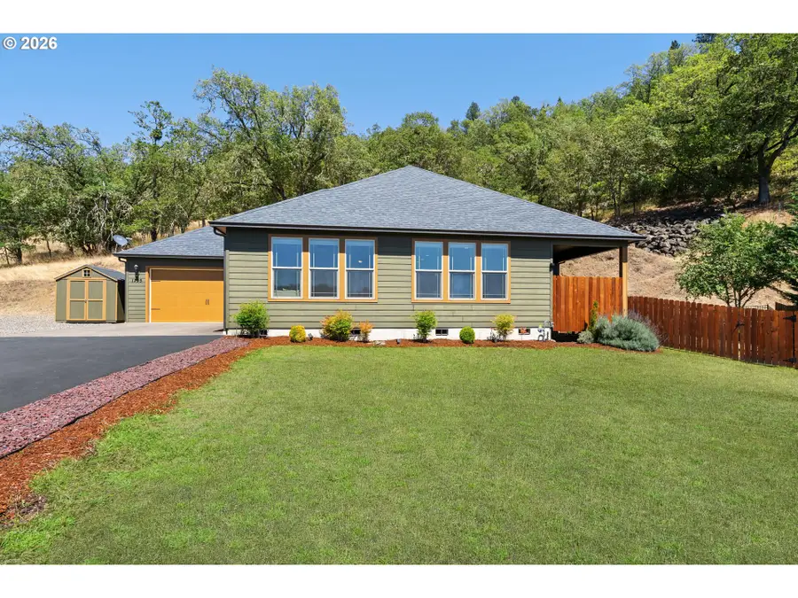 1795 NE Rocky Dr, Roseburg, OR 97470 - #3