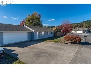 203 Eagle Ct, Sutherlin, OR 97479