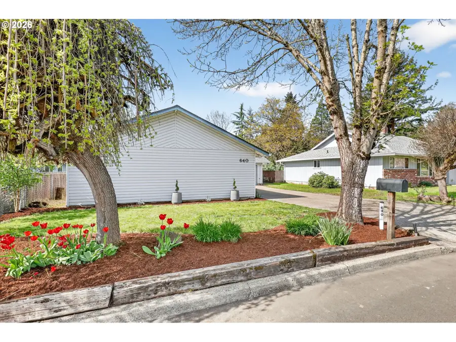 640 Stonehill Dr, Gladstone, OR 97027 - #2