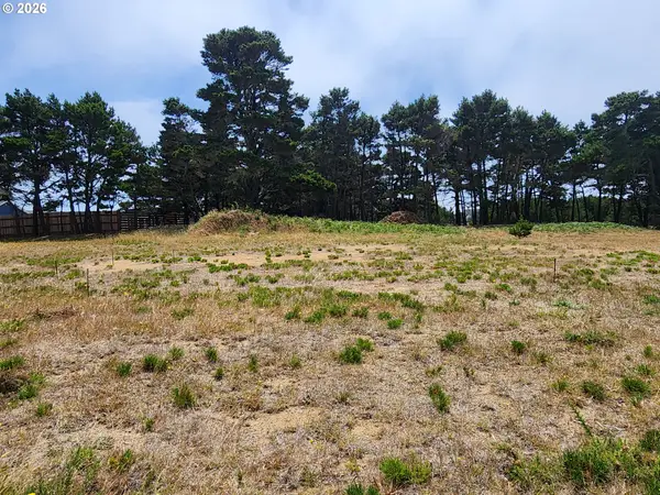 845 Rogers Pl, Bandon, OR 97411