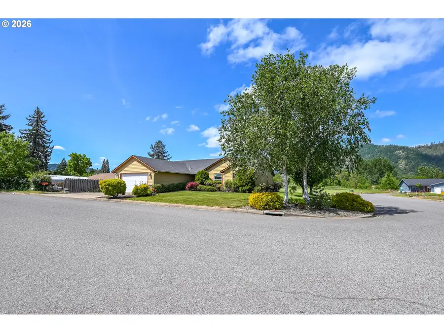 335 Weaver Ave, Tri City, OR 97457 - #2