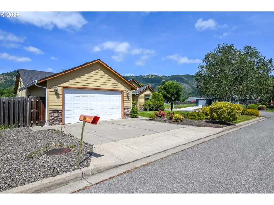 335 Weaver Ave, Tri City, OR 97457 - #3