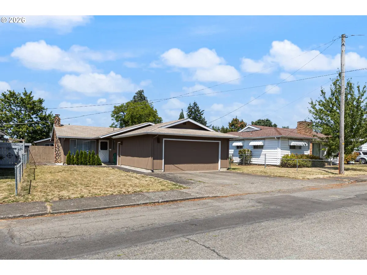 105 SE Berry St, Lebanon, OR 97355 - #1