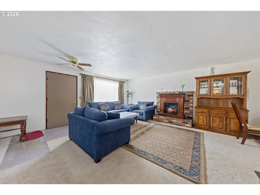 105 SE Berry St, Lebanon, OR 97355 - #3