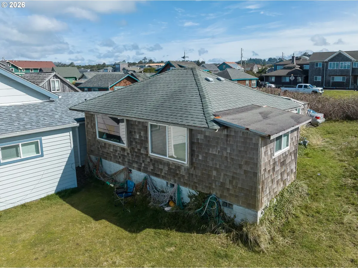 35 NW Dolphin St, Newport, OR 97365 - #1