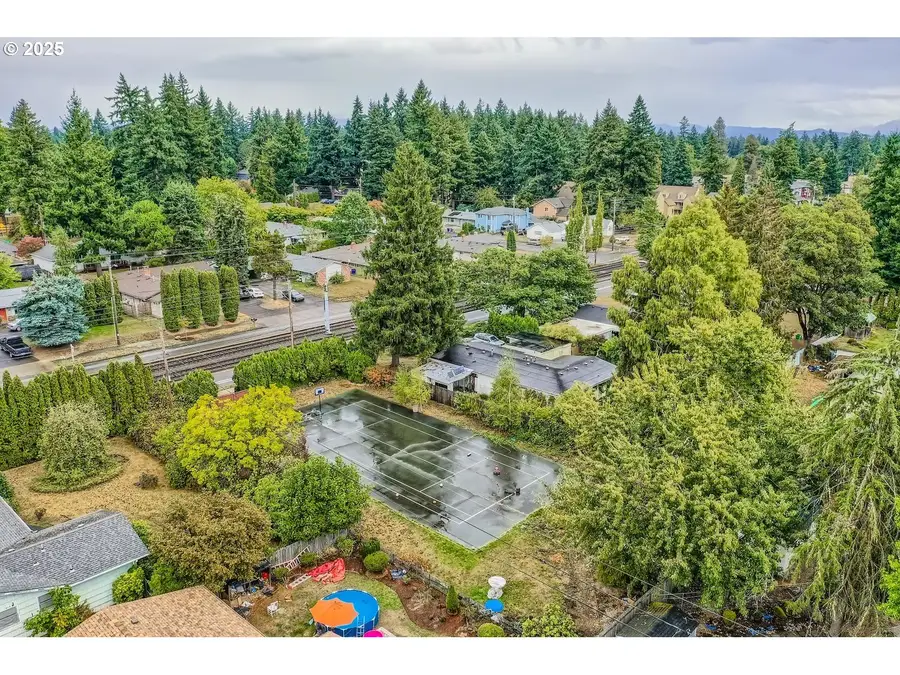 15590 E Burnside St, Portland, OR 97233 - Image #2