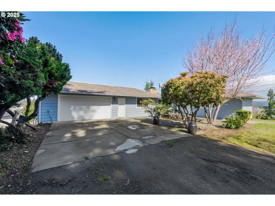 546 W Fir Ave, Coos Bay, OR 97420 - Image #2