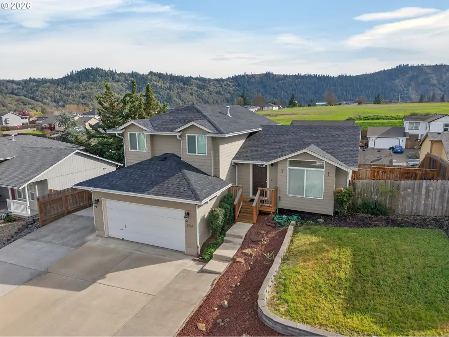 209 NE Rose Ridge Dr, Winston, OR 97496 - #3