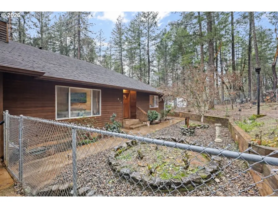 372 Thornbrook Dr, Merlin, OR 97532 - Image #2