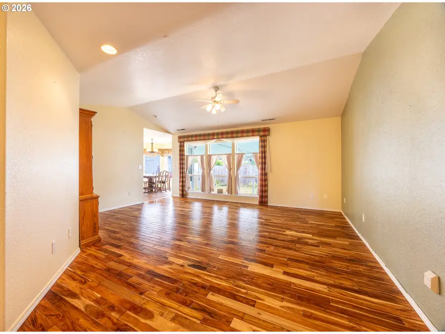 1203 E Second Ave, Sutherlin, OR 97479 - #2