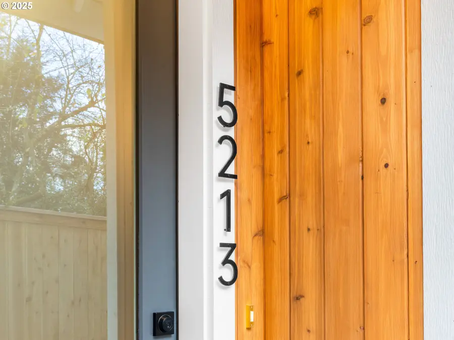 5213 SW Vacuna St, Portland, OR 97219 - Image #2