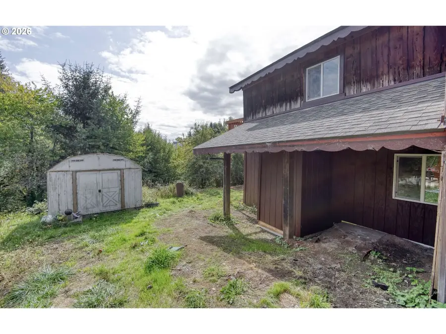 541 E 6th St, Coquille, OR 97423 - #2