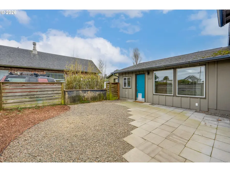 207 5th St Ne, Long Beach, WA 98631 - #3