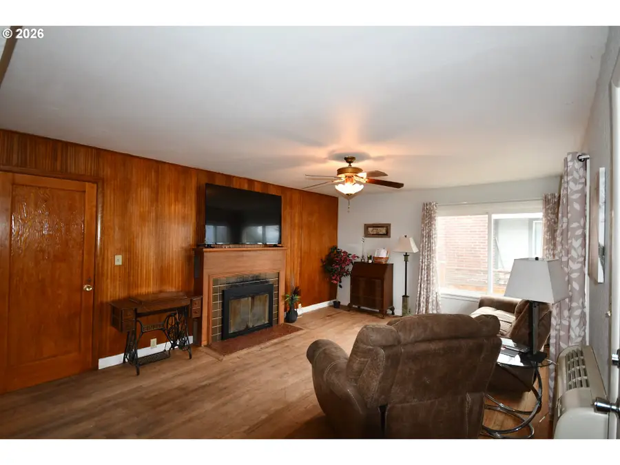 724 E 14th St, The Dalles, OR 97058 - #3
