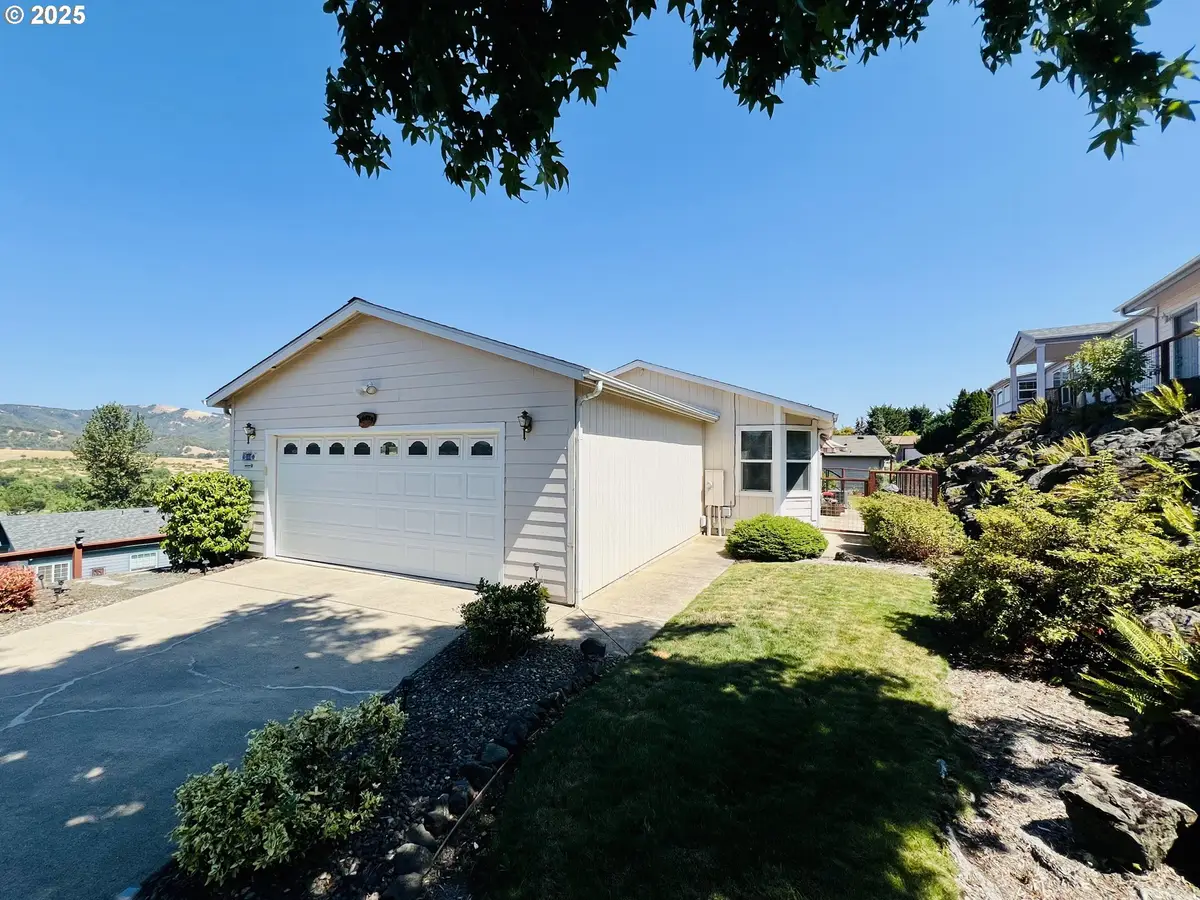 104 Angelcrest Ct, Roseburg, OR 97471 - Image #1