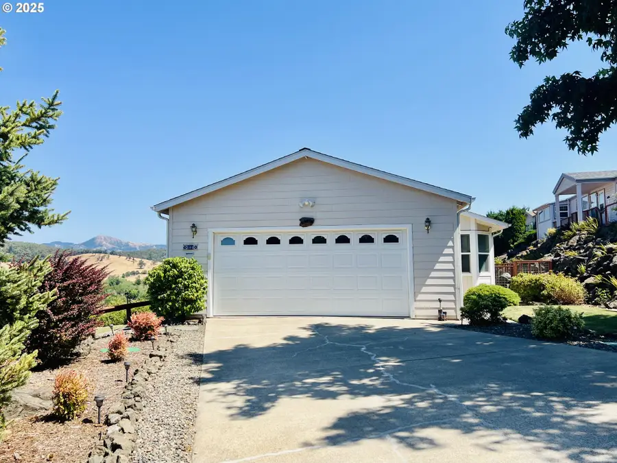 104 Angelcrest Ct, Roseburg, OR 97471 - Image #2