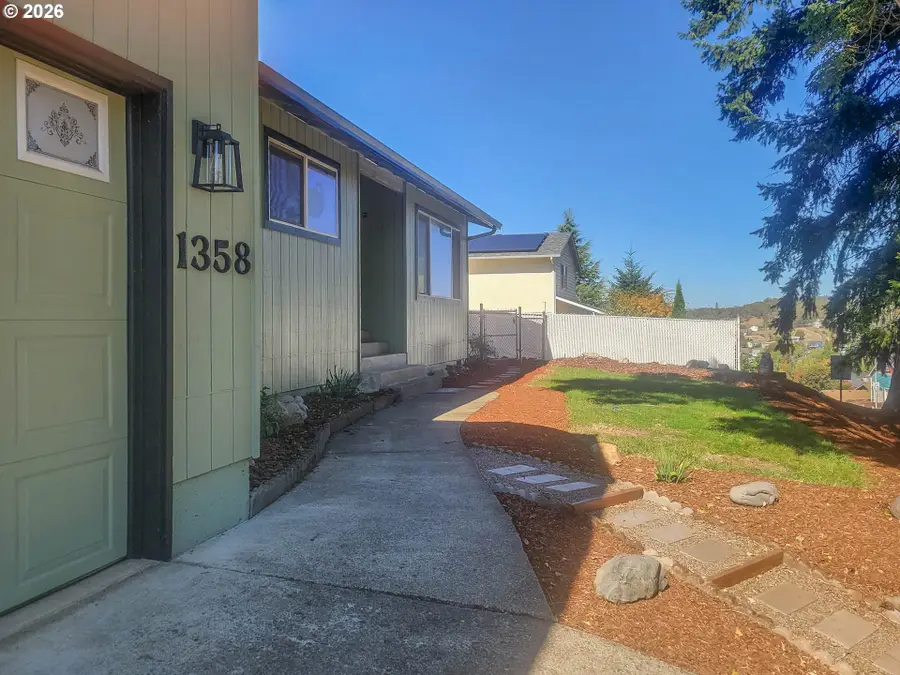 1358 NE Lincoln St, Roseburg, OR 97470 - #2