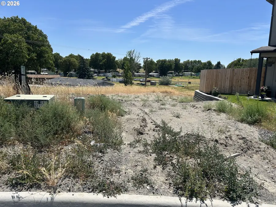 1742 NE 9th Pl, Hermiston, OR 97838 - #2