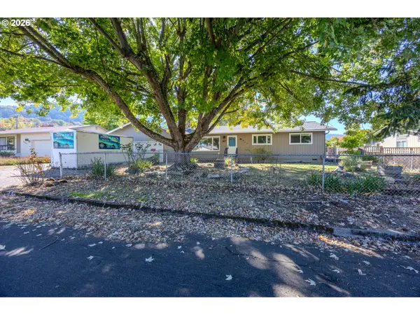 3077 W Lorraine Ave, Roseburg, OR 97471