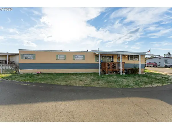 211 Berry Loop Ln, Roseburg, OR 97471