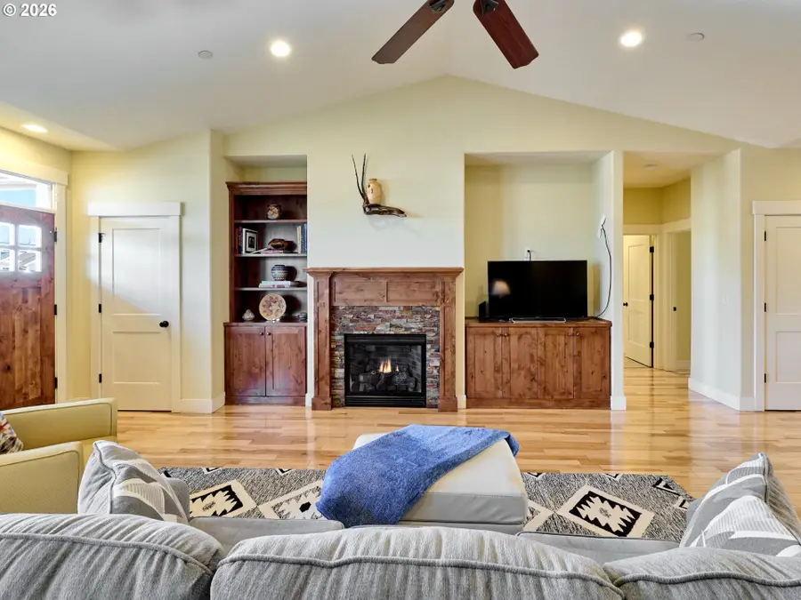 1508 Crestview Dr, Silverton, OR 97381 - #3