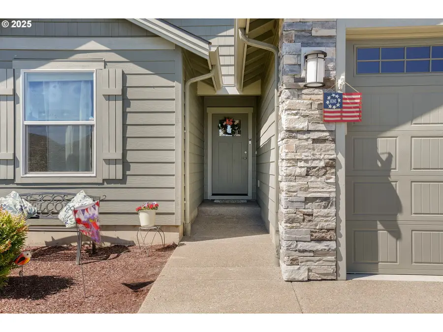 2054 SE Academy St, Dallas, OR 97338 - #2