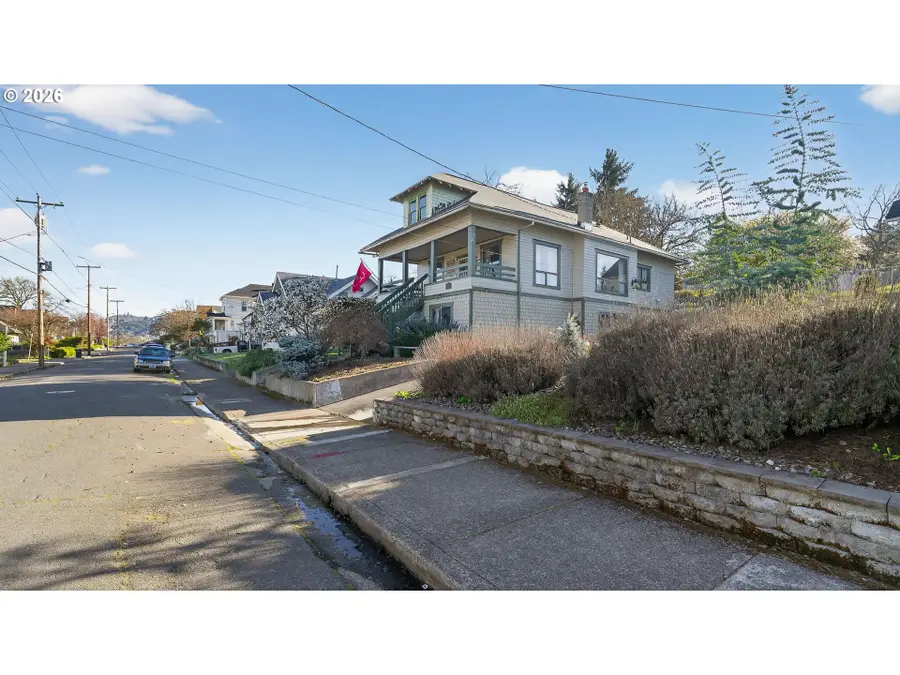 1151 SE Jackson St, Roseburg, OR 97470 - #2