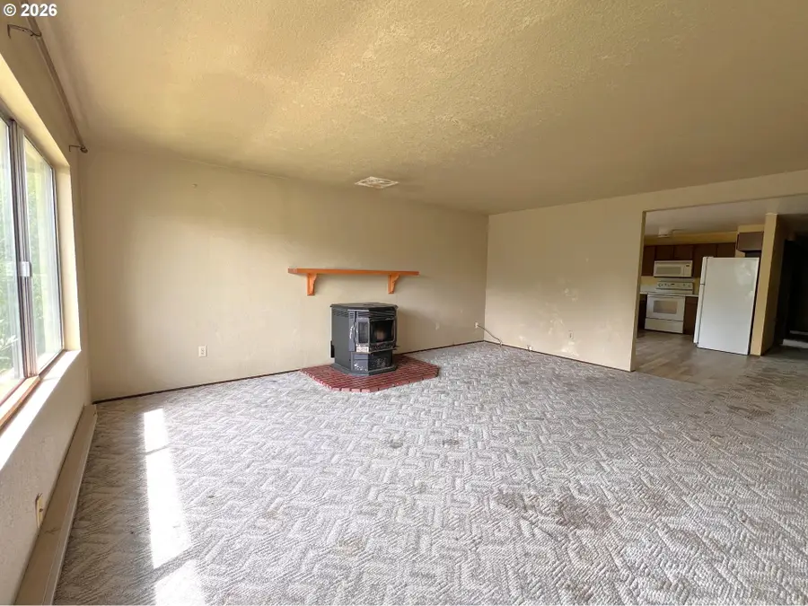 618 W 15th St, Coquille, OR 97423 - #2