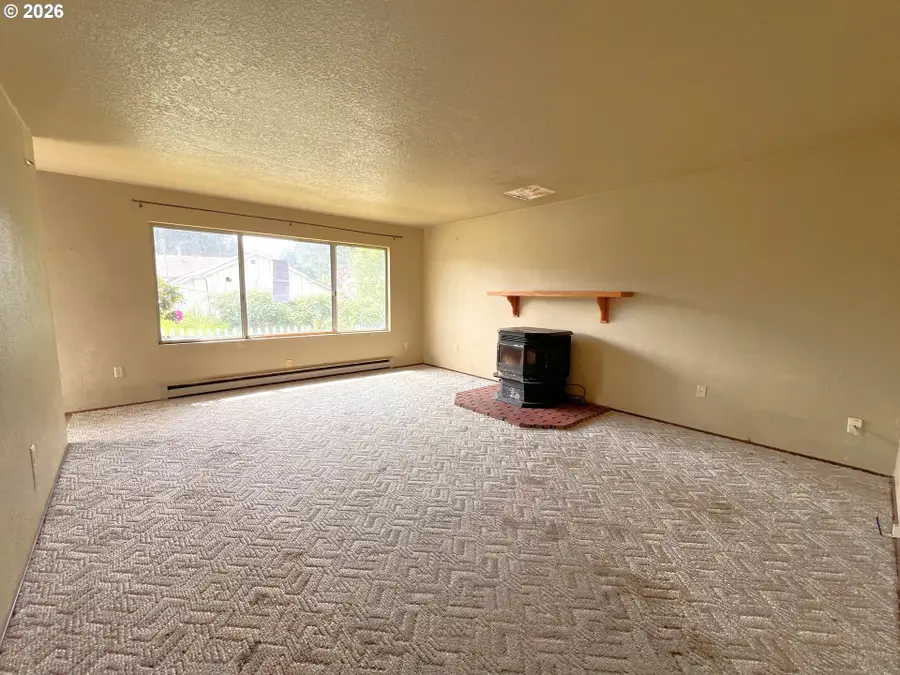 618 W 15th St, Coquille, OR 97423 - #3