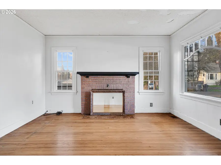 923 SW Ellis St, Dallas, OR 97338 - #3