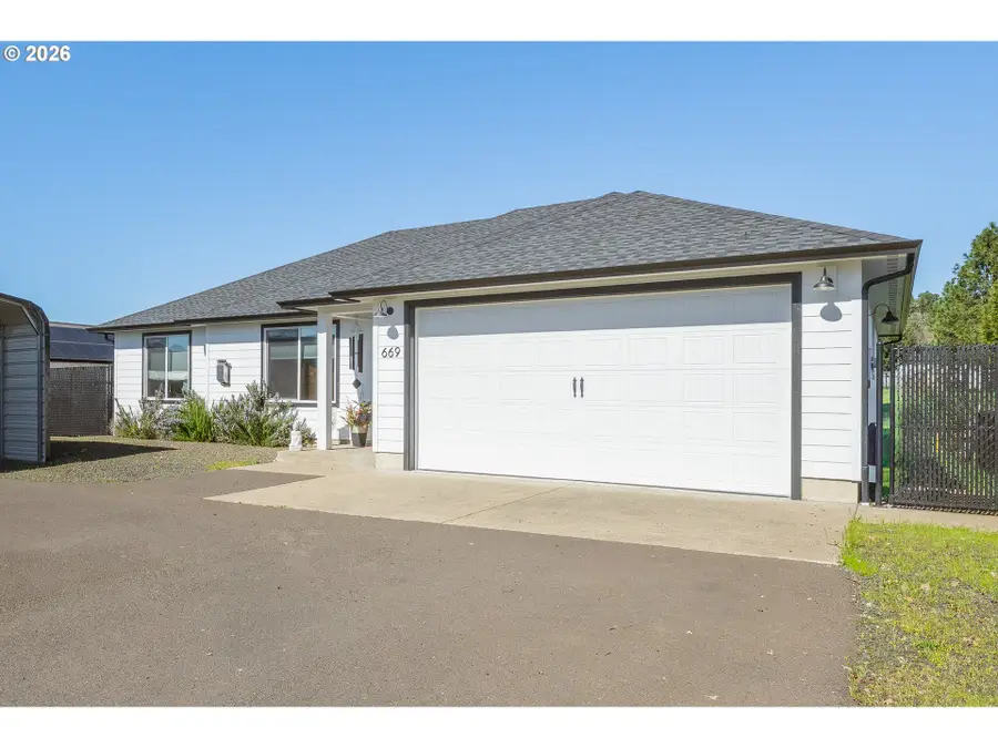 669 NW T St, Winston, OR 97496 - #3