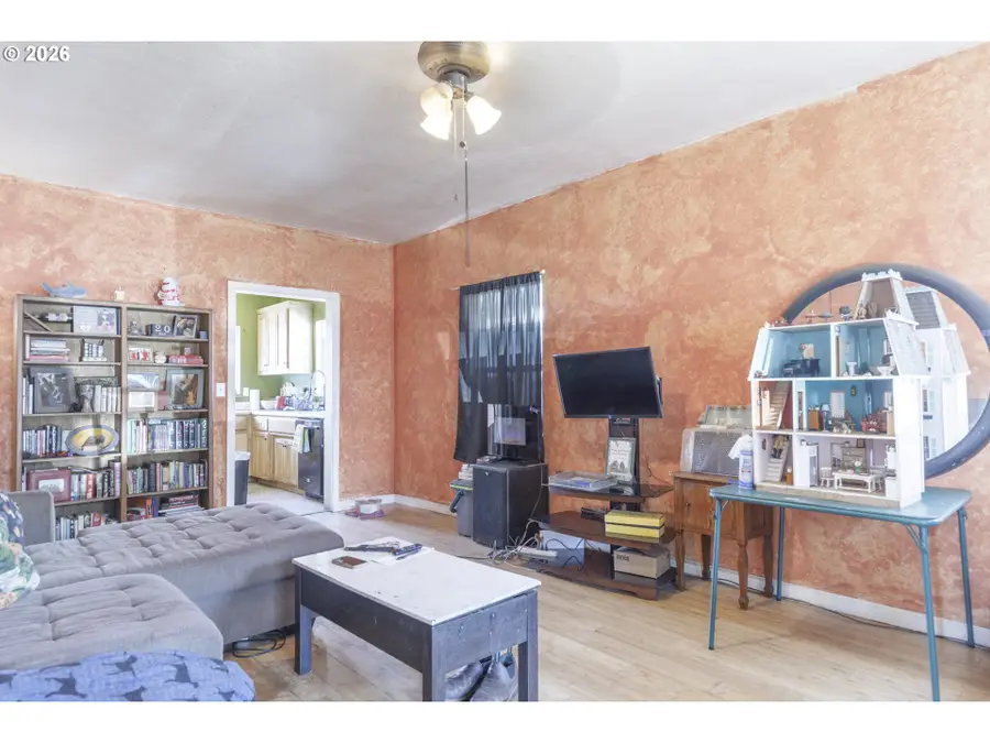 1732 E Washington Ave, Cottage Grove, OR 97424 - #2