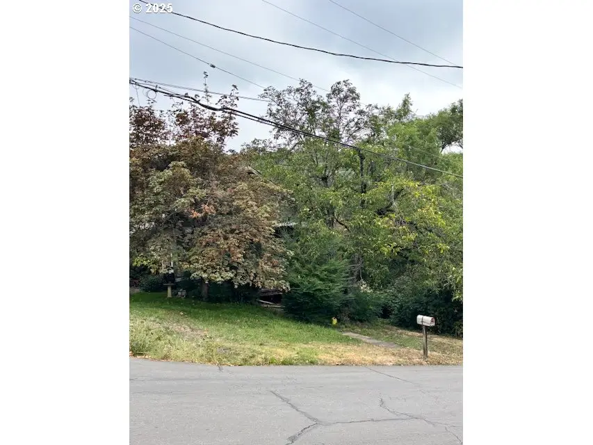 1218 NE Klamath Ave, Roseburg, OR 97470 - Image #1