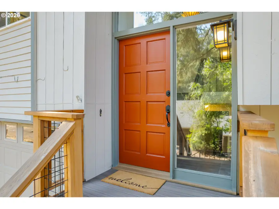 583 Lochmoor Pl, Eugene, OR 97405 - #3
